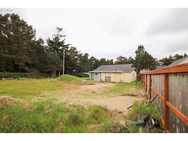 1120 RHODODENDRON Dr, Florence, OR 97439