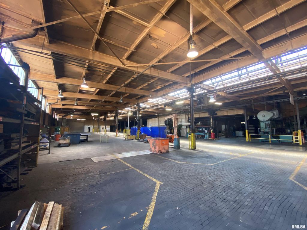 1833 W 2nd St # 1-6, Davenport, IA 52802