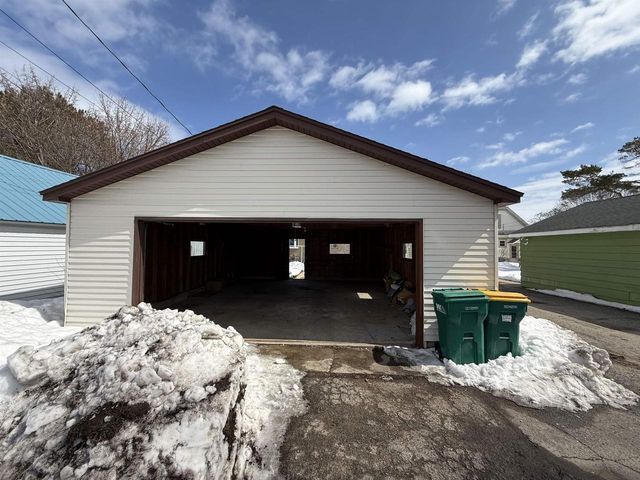 1439 10TH STREET, Marinette, WI 54143