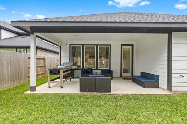 318 Springfield Terrace Drive, Conroe, TX 77304