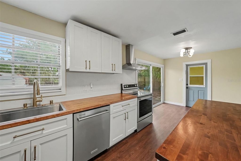 Image 14 of property listing at 4733 W WISCONSIN AVENUE, Tampa, FL 33616