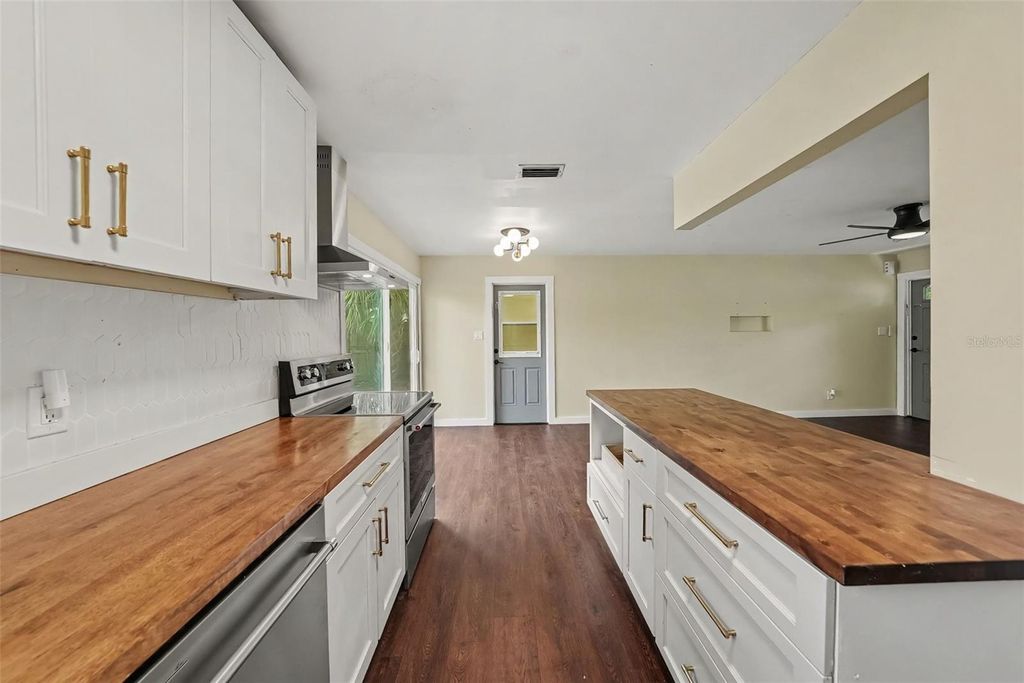 Image 15 of property listing at 4733 W WISCONSIN AVENUE, Tampa, FL 33616