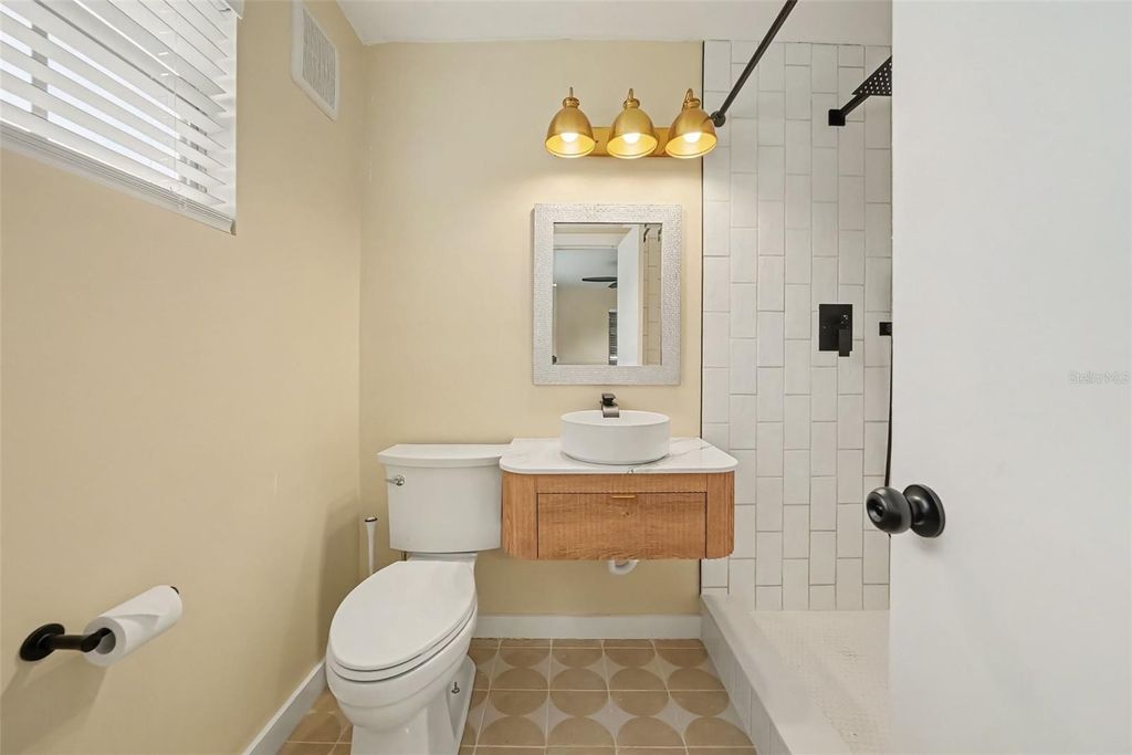 Image 16 of property listing at 4733 W WISCONSIN AVENUE, Tampa, FL 33616