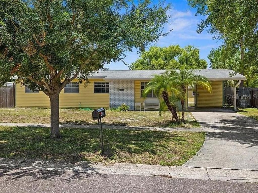 Image 4 of property listing at 4733 W WISCONSIN AVENUE, Tampa, FL 33616