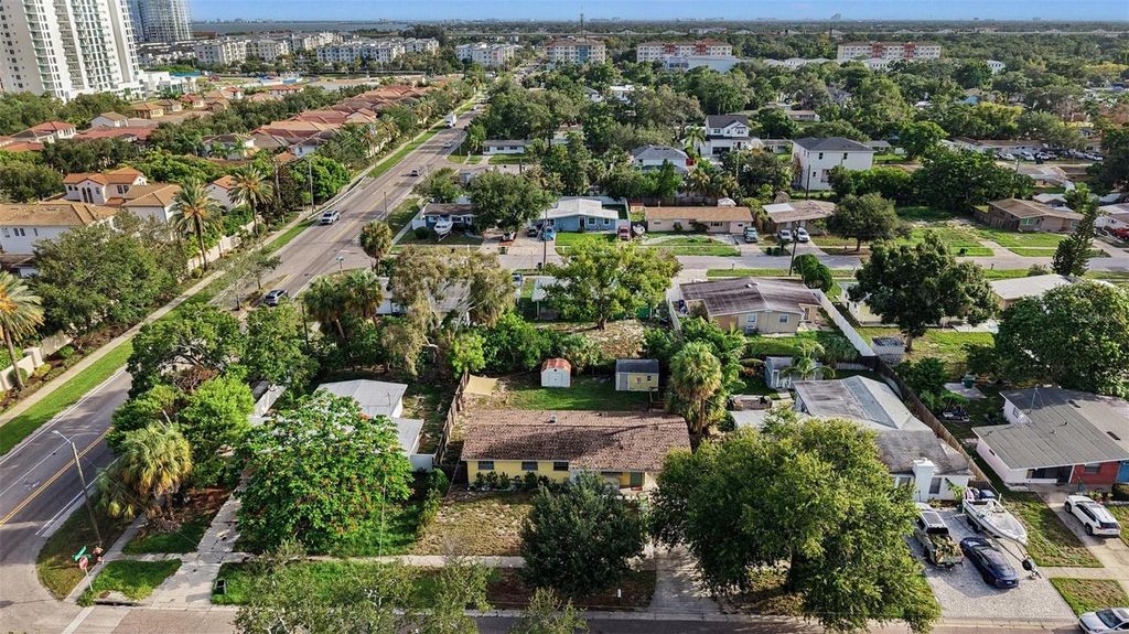 Image 36 of property listing at 4733 W WISCONSIN AVENUE, Tampa, FL 33616