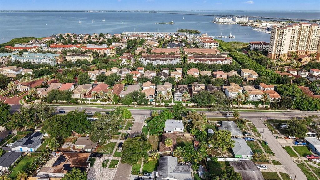 Image 37 of property listing at 4733 W WISCONSIN AVENUE, Tampa, FL 33616