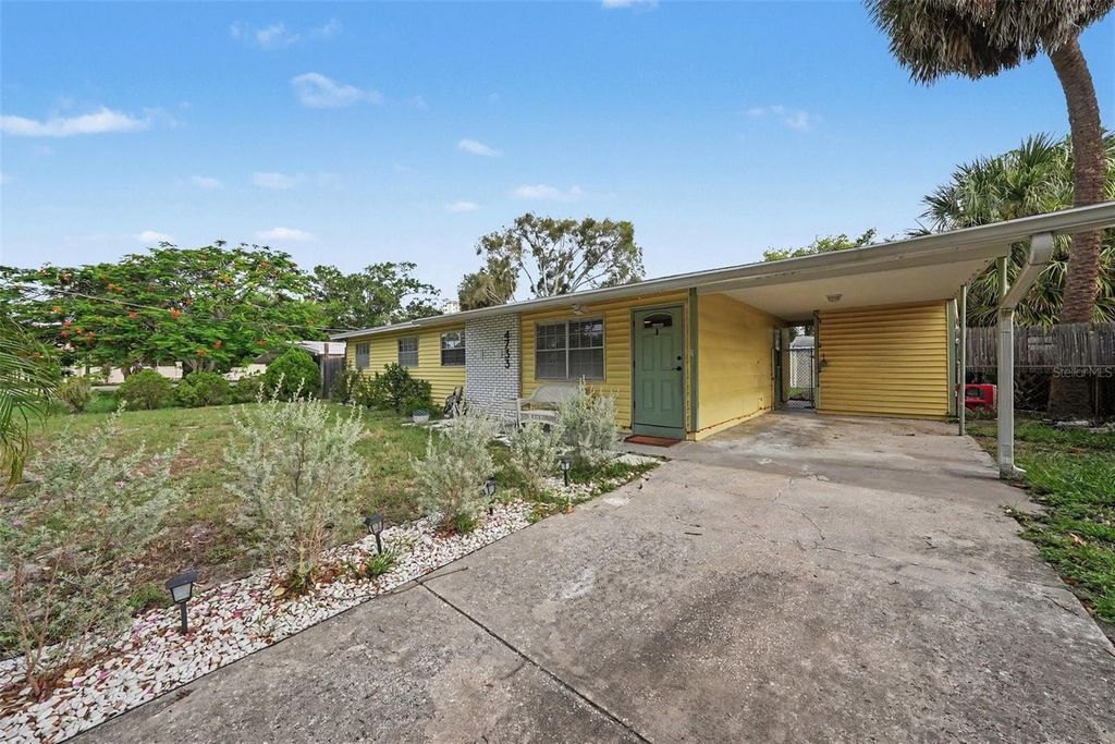 Image 8 of property listing at 4733 W WISCONSIN AVENUE, Tampa, FL 33616