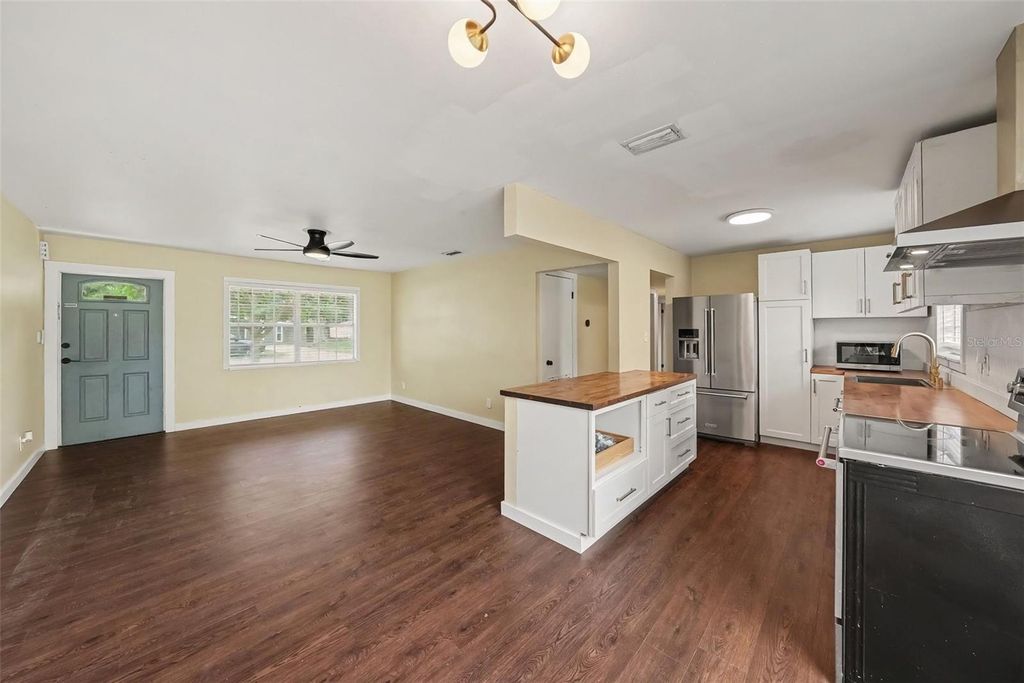 Image 10 of property listing at 4733 W WISCONSIN AVENUE, Tampa, FL 33616