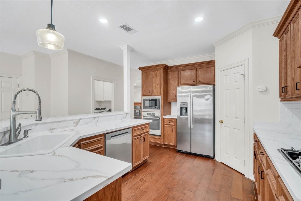 Image 7 of property listing at 20002 Barton Creek Court, Katy, TX 77450