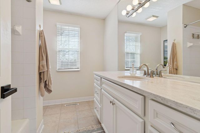 15605 25th Place N B, Plymouth, MN 55447