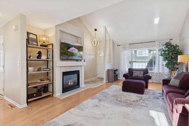 15605 25th Place N B, Plymouth, MN 55447