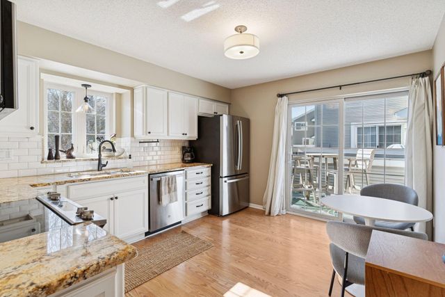 15605 25th Place N B, Plymouth, MN 55447