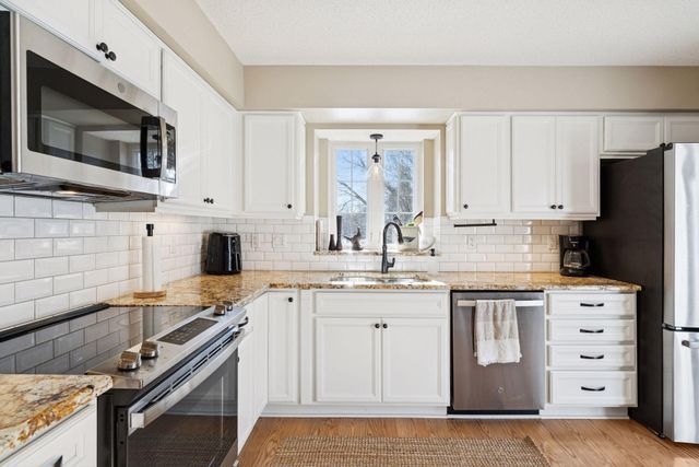 15605 25th Place N B, Plymouth, MN 55447