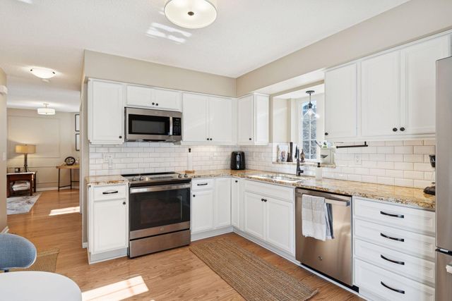 15605 25th Place N B, Plymouth, MN 55447