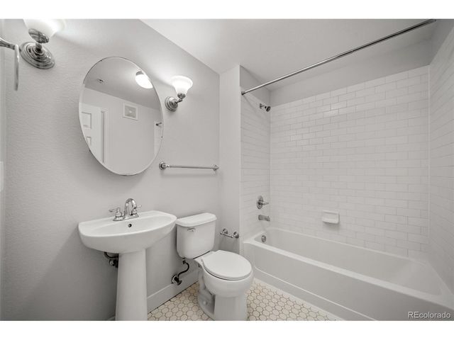 3890 S Dayton St 301, Aurora, CO 80014