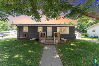 200 E 6th Ave Avenue, Lennox, SD 57039