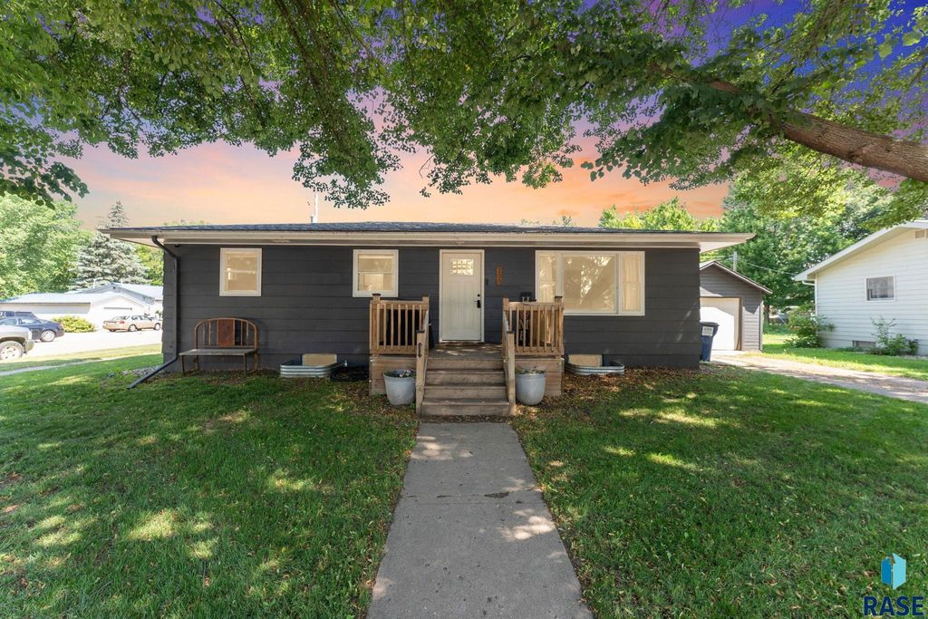 200 E 6th Ave Avenue, Lennox, SD 57039