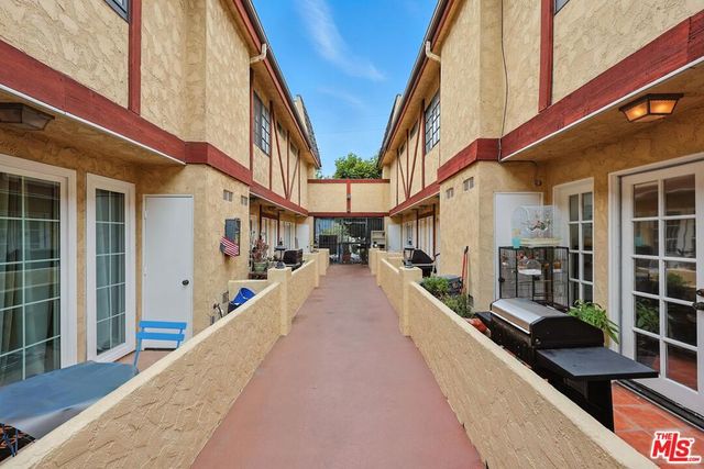 7422 Hazeltine Avenue 3, Van Nuys, CA 91405