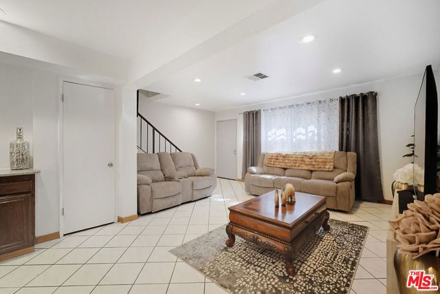 7422 Hazeltine Avenue 3, Van Nuys, CA 91405