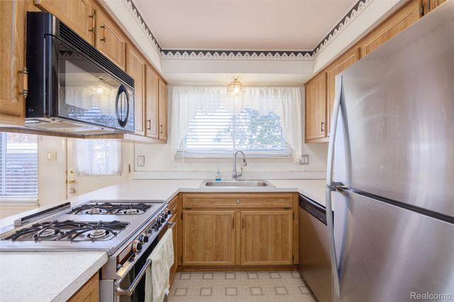 28452 Universal Drive, Warren, MI 48092