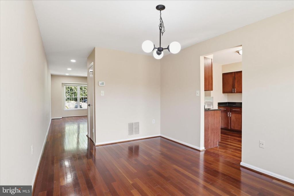 Image 10 of property listing at 203 AUTUMN FLOWER LN, Gaithersburg, MD 20878