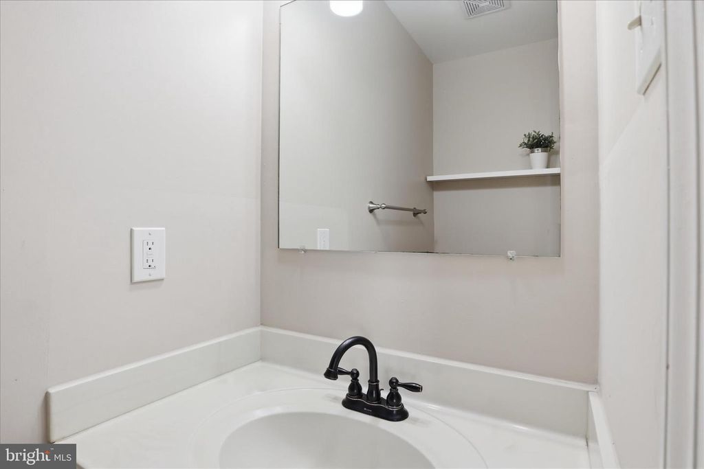 Image 11 of property listing at 203 AUTUMN FLOWER LN, Gaithersburg, MD 20878