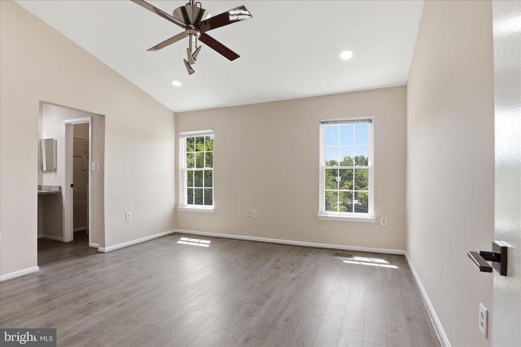 Image 13 of property listing at 203 AUTUMN FLOWER LN, Gaithersburg, MD 20878