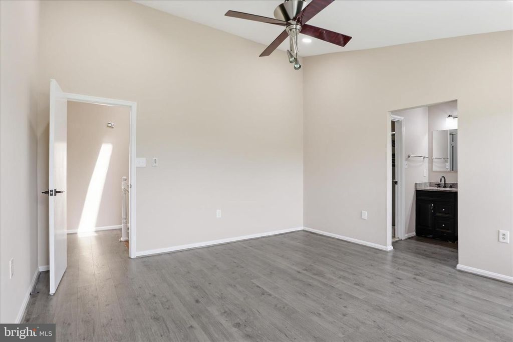 Image 14 of property listing at 203 AUTUMN FLOWER LN, Gaithersburg, MD 20878