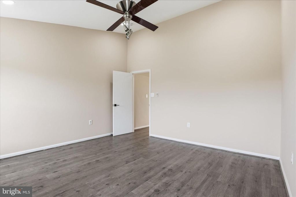 Image 15 of property listing at 203 AUTUMN FLOWER LN, Gaithersburg, MD 20878