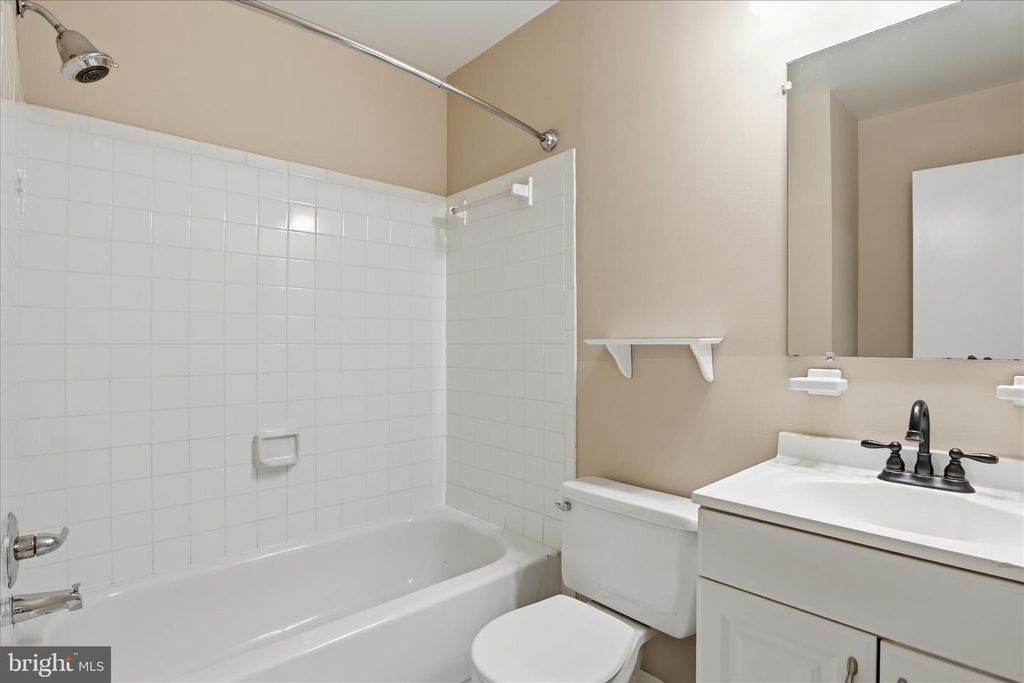 Image 23 of property listing at 203 AUTUMN FLOWER LN, Gaithersburg, MD 20878