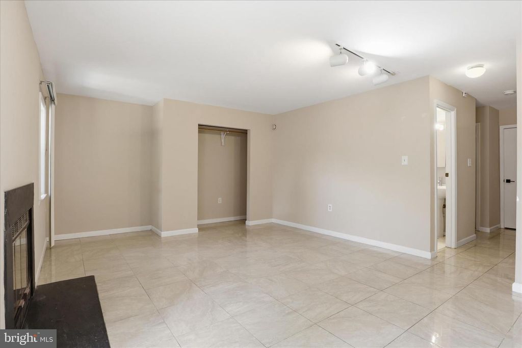 Image 26 of property listing at 203 AUTUMN FLOWER LN, Gaithersburg, MD 20878