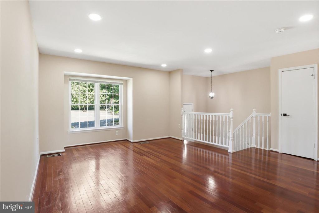 Image 4 of property listing at 203 AUTUMN FLOWER LN, Gaithersburg, MD 20878