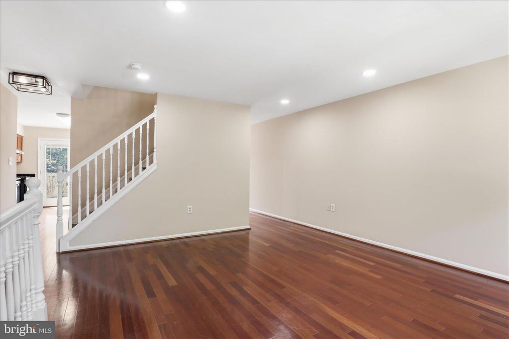 Image 5 of property listing at 203 AUTUMN FLOWER LN, Gaithersburg, MD 20878
