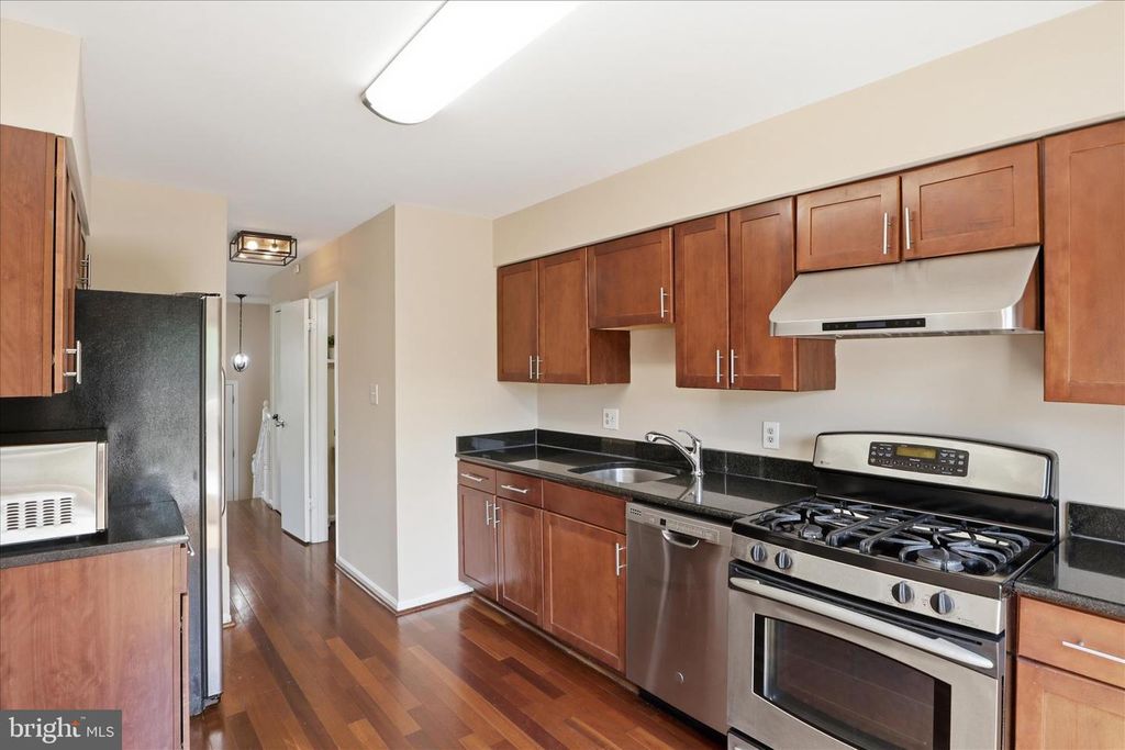 Image 8 of property listing at 203 AUTUMN FLOWER LN, Gaithersburg, MD 20878