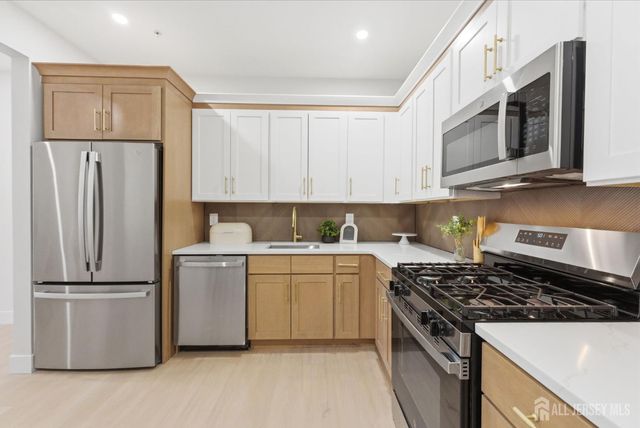 182 Sunshine Drive, Piscataway, NJ 08854