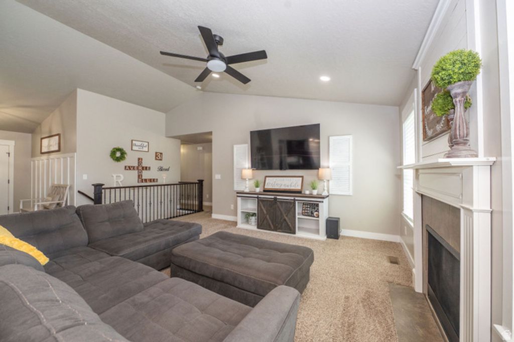 Image 11 of property listing at 5437 S 3150 W, Roy, UT 84067