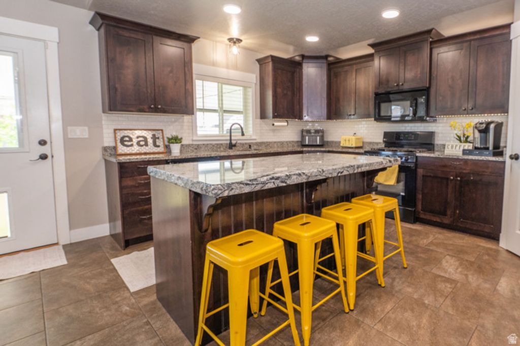 Image 14 of property listing at 5437 S 3150 W, Roy, UT 84067
