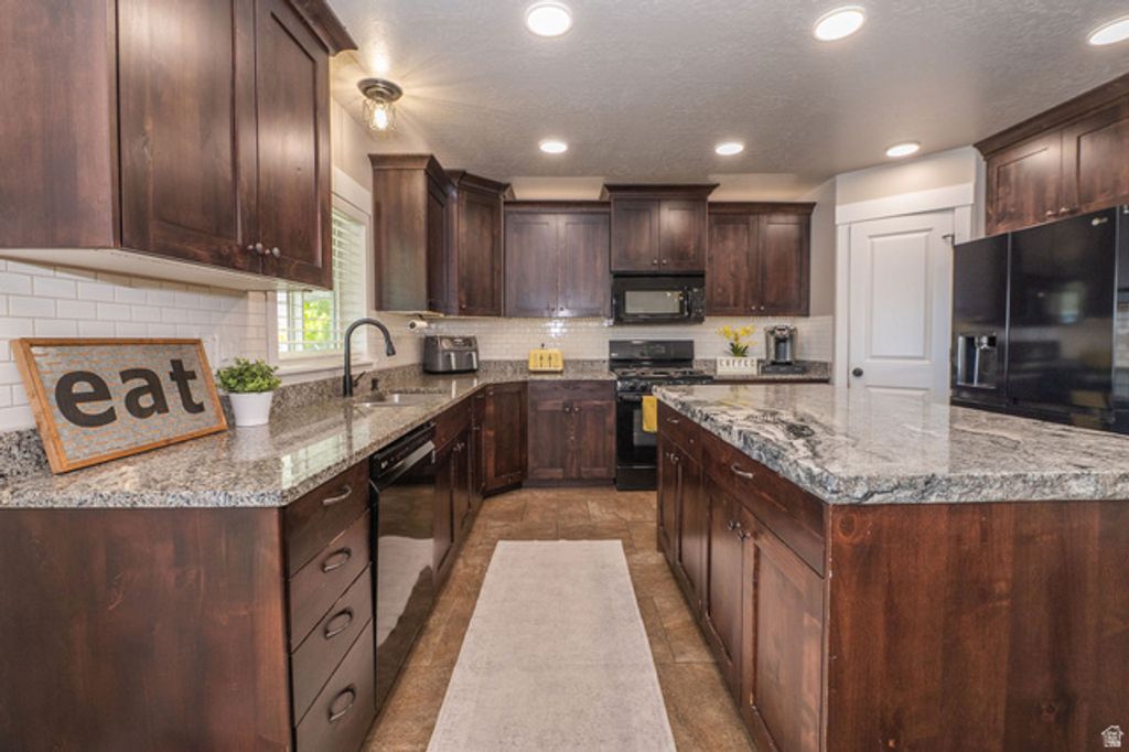 Image 15 of property listing at 5437 S 3150 W, Roy, UT 84067