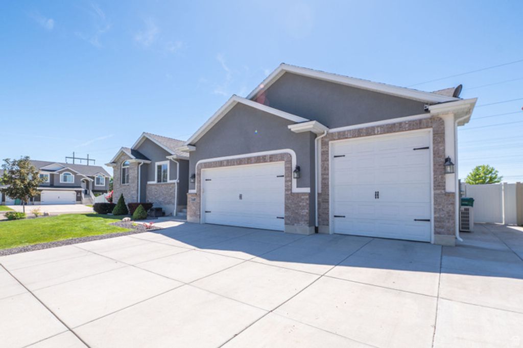 Image 3 of property listing at 5437 S 3150 W, Roy, UT 84067