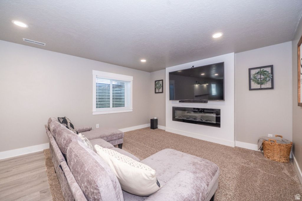 Image 35 of property listing at 5437 S 3150 W, Roy, UT 84067