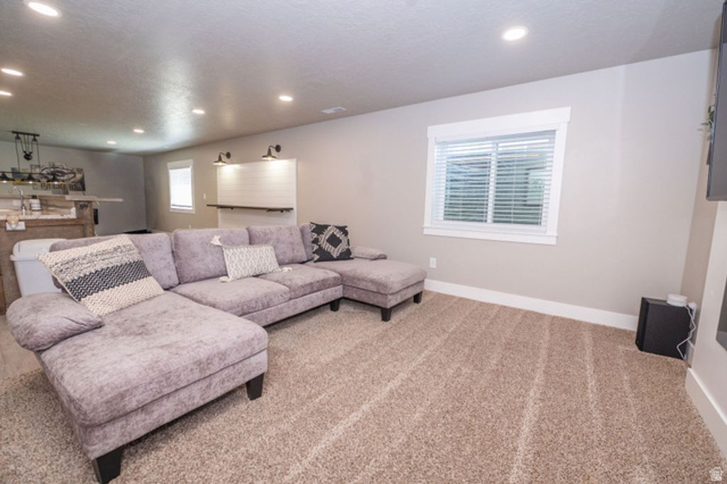 Image 36 of property listing at 5437 S 3150 W, Roy, UT 84067