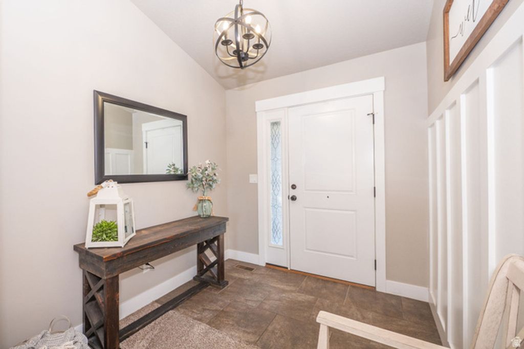 Image 5 of property listing at 5437 S 3150 W, Roy, UT 84067