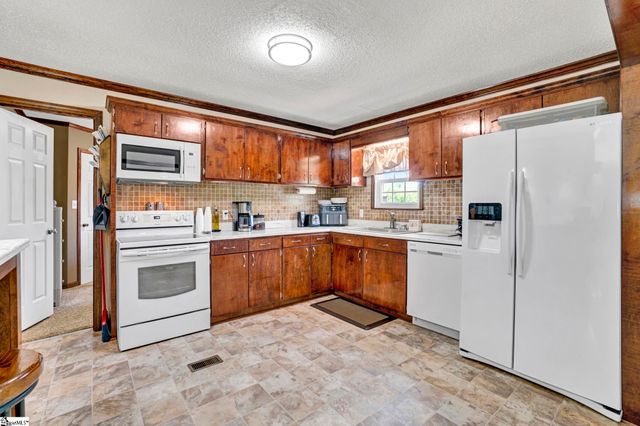 82 Laredo Drive, Gray Court, SC 29645