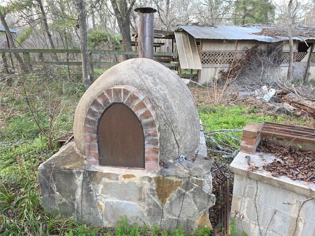 1302 N Lake Dr, Splendora, TX 77372