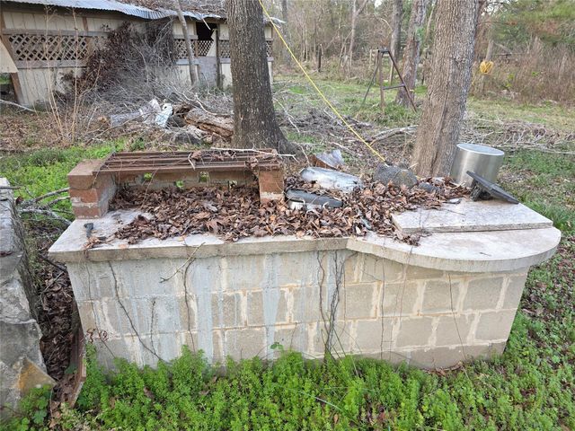 1302 N Lake Dr, Splendora, TX 77372