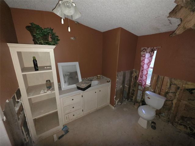 1302 N Lake Dr, Splendora, TX 77372