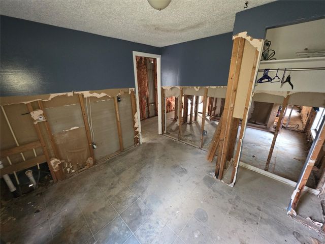 1302 N Lake Dr, Splendora, TX 77372