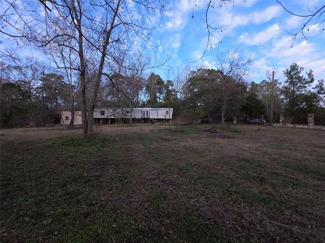 1302 N Lake Dr, Splendora, TX 77372