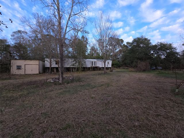 1302 N Lake Dr, Splendora, TX 77372