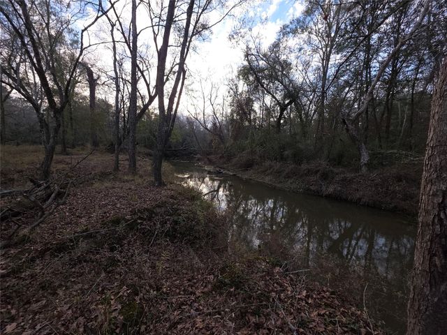 1302 N Lake Dr, Splendora, TX 77372